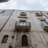 Ma anche qui si riconoscono i differenti segni del suo lontano passato, riscontrabili dalla diversa tessitura muraria. Si nota quindi sulla sinistra la struttura verticale di una casa torre del XIII secolo...